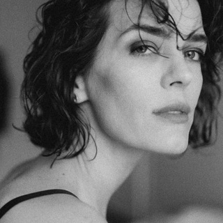 JULIA GELAS